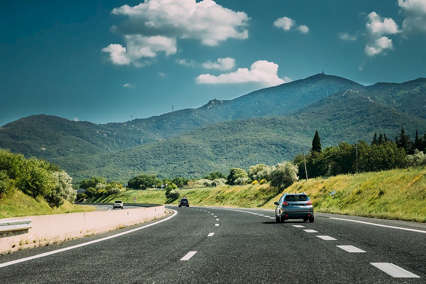 Aufnahme einer Autobahn in den Bergen