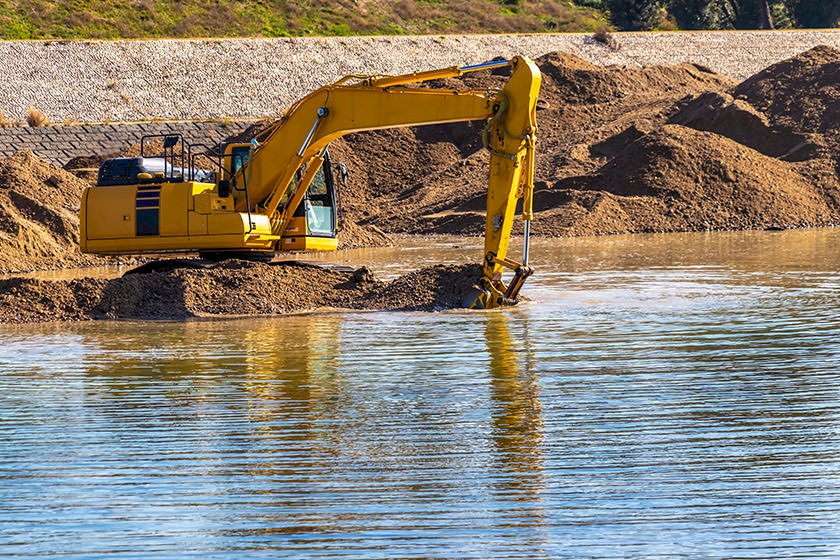 Bagger beim Einsatz von Wasserbauarbeiten