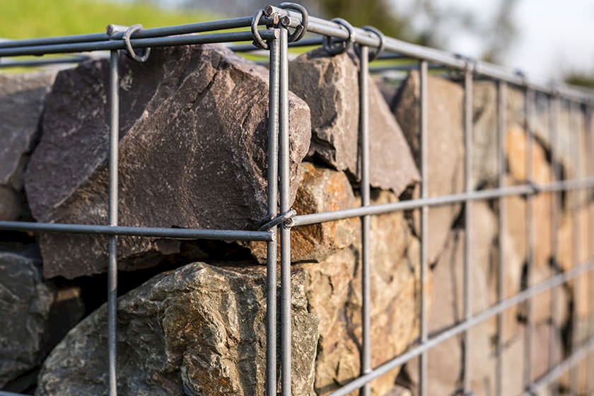 Nahaufnahme einer Steinmauer aus Gabionen