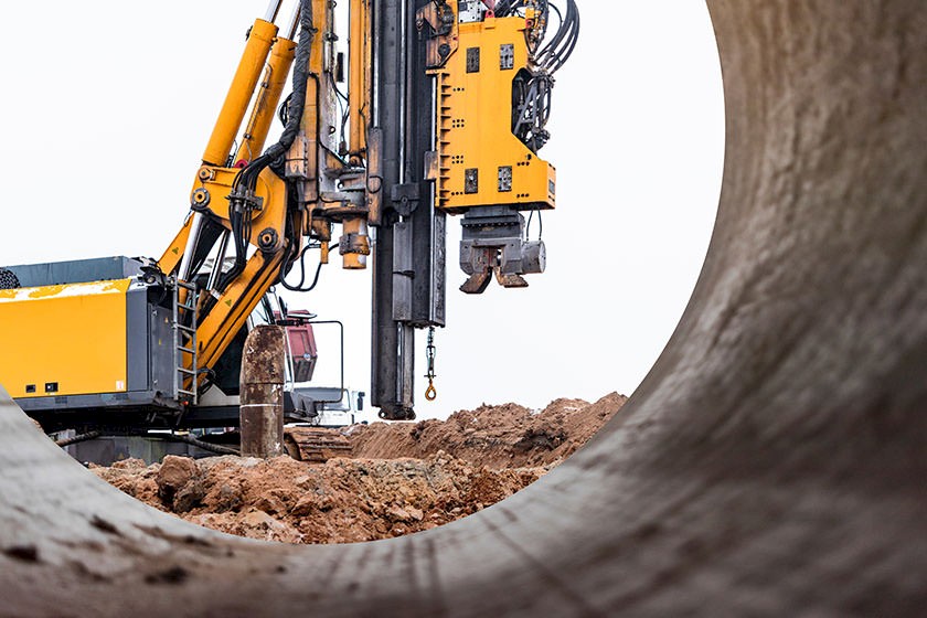 Baumaschine beim Anfertigen einer Pfahlbegründung