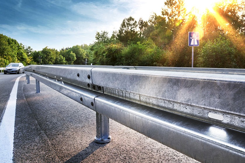 Schutzplanke an einer Autobahn